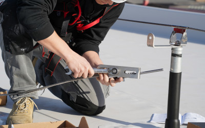 Linea vita tetto: attrezzatura edile prestata alla sicurezza sul lavoro